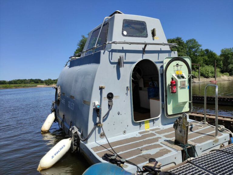 Altes Rettungsboot, neues Mini-Hausboot GORCH POTT: liebevoll und hochwertig zum "Camper auf dem Wasser" ausgebaut. Ein besonderes Übernachtungserlebnis!