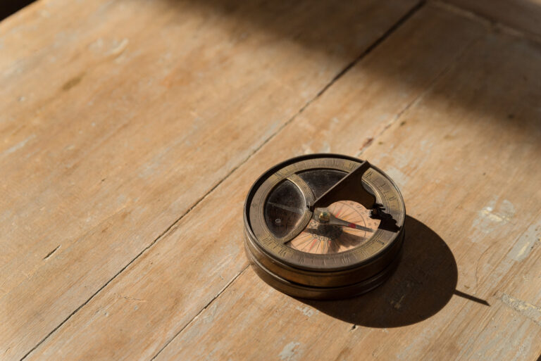 Tischdeko: ein alter Kompass