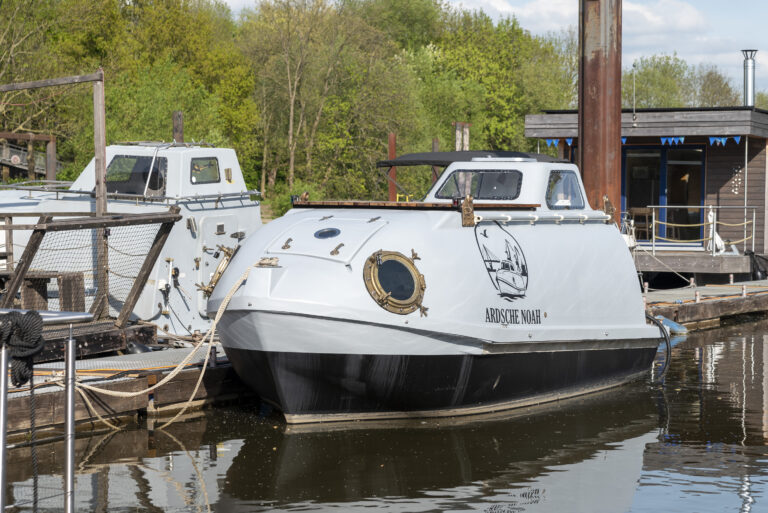 Das ausgebaute rettungsboot ARDSCHE NOAH im Hamburger Hausboot Hafen