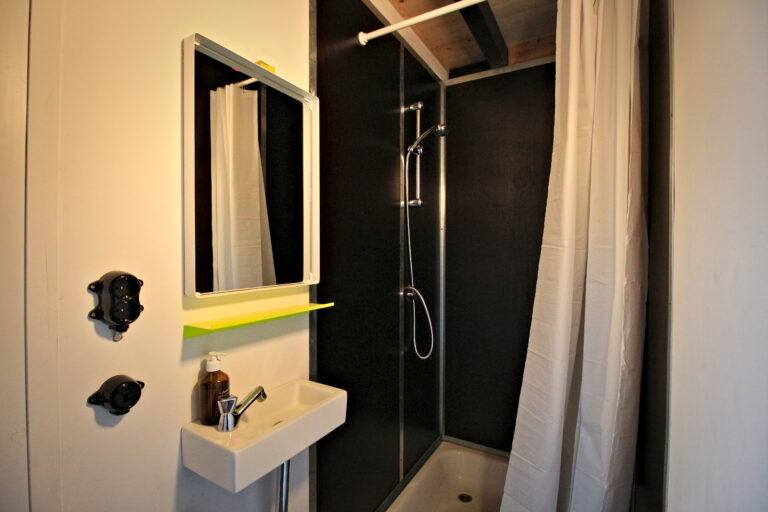 WILMA - Bad mit Dusche in normaler Größe und kleiner, hier nicht abgebildeter Häckslertoilette