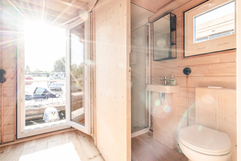 GÜNTER - Badezimmer mit normal großer Dusche und solider Wasserschiffstoilette