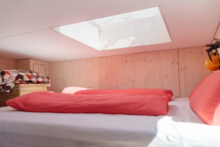 Das 1,60 m breite Bett auf der 5 qm großen Schlafebene. Der Blick durchs Dachfenster zu den Sternen lädt zum Entspannen ein.