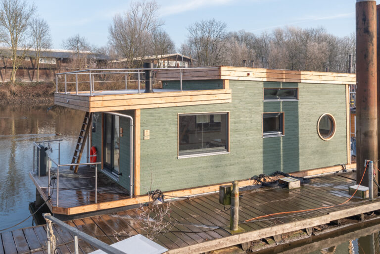 Das Hausboot PETITE von außen. Vorne gibt es eine Frühstücksterrasse, oben eine Dachterrasse. (Zum Saisonbeginn wird es Gartenmöbel geben draußen.)