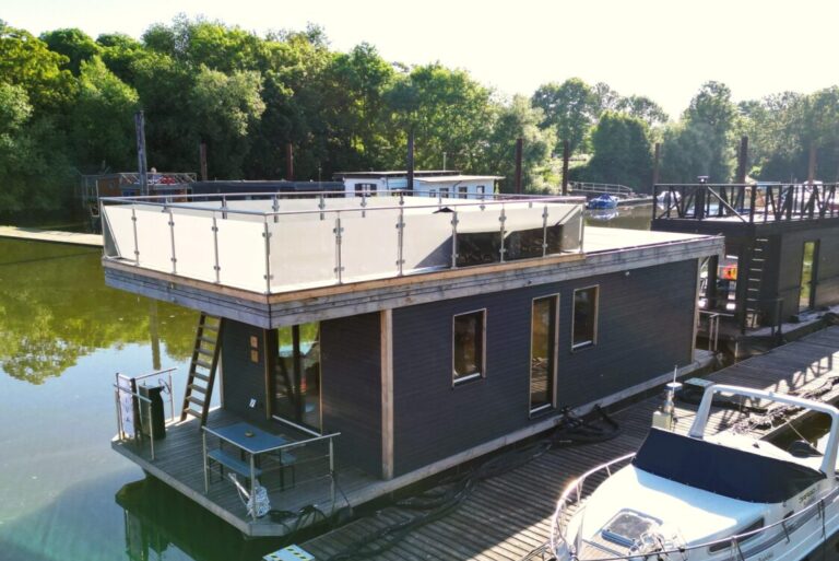 Hausboot DIVA - Außenansicht mit Dachterrasse oben