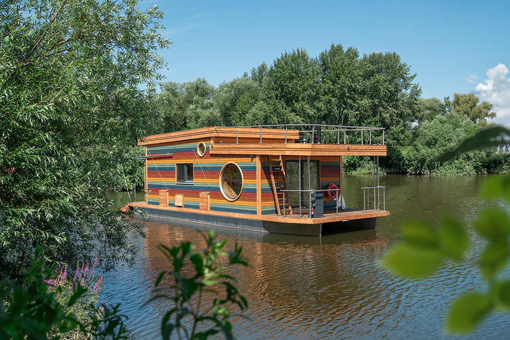 Außenansicht des Hausboots Villa Kunterbunt auf dem Harburger Diamantgraben