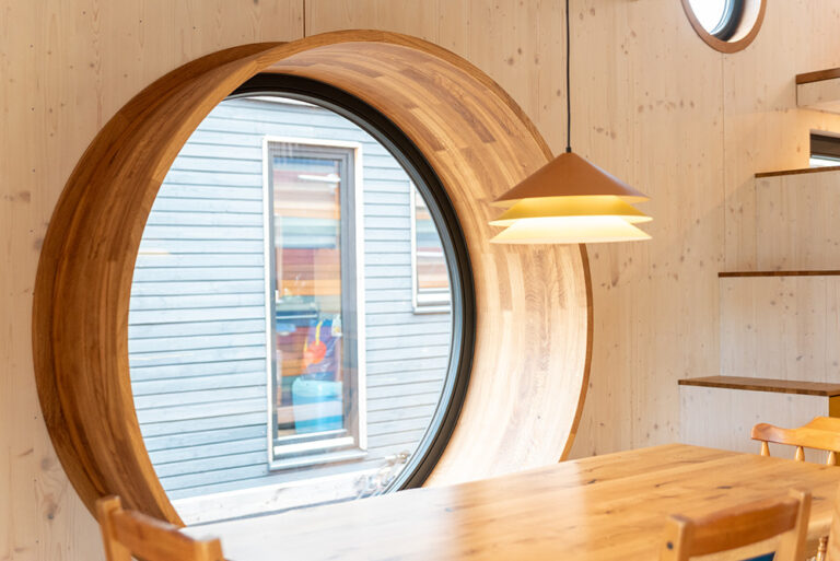 Großes Bullauge als Sitzgelegenheit auf dem Hausboot Villa Kunterbunt