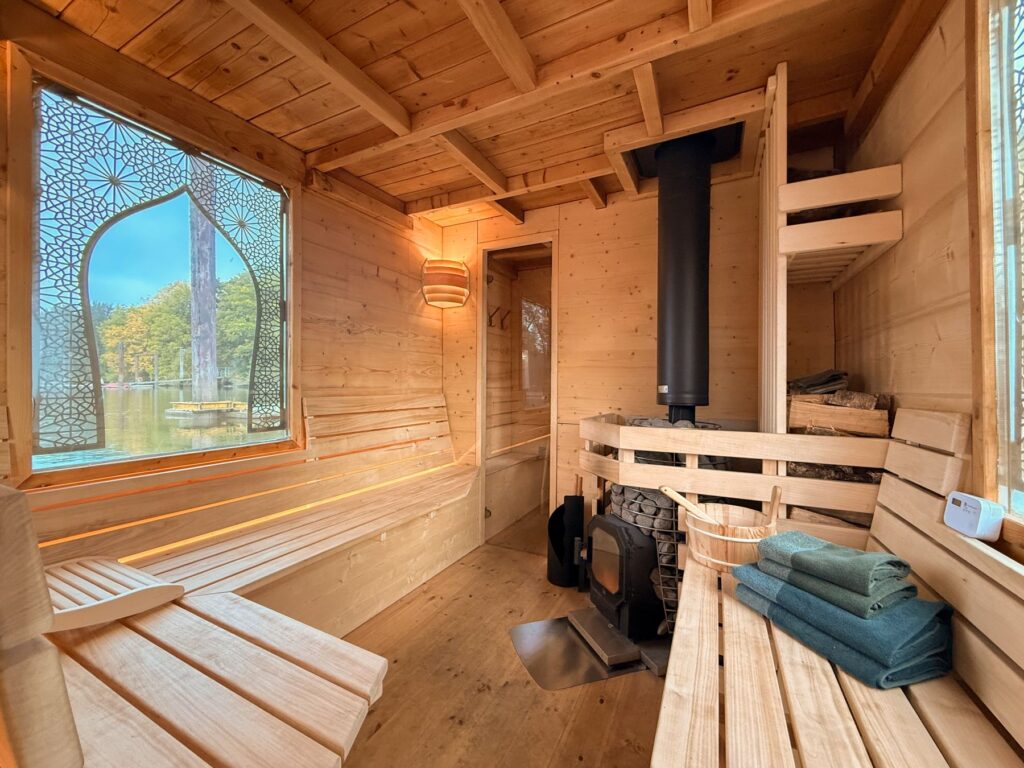 Sauna mit Holzofen und Panoramafenster aufs Wasser