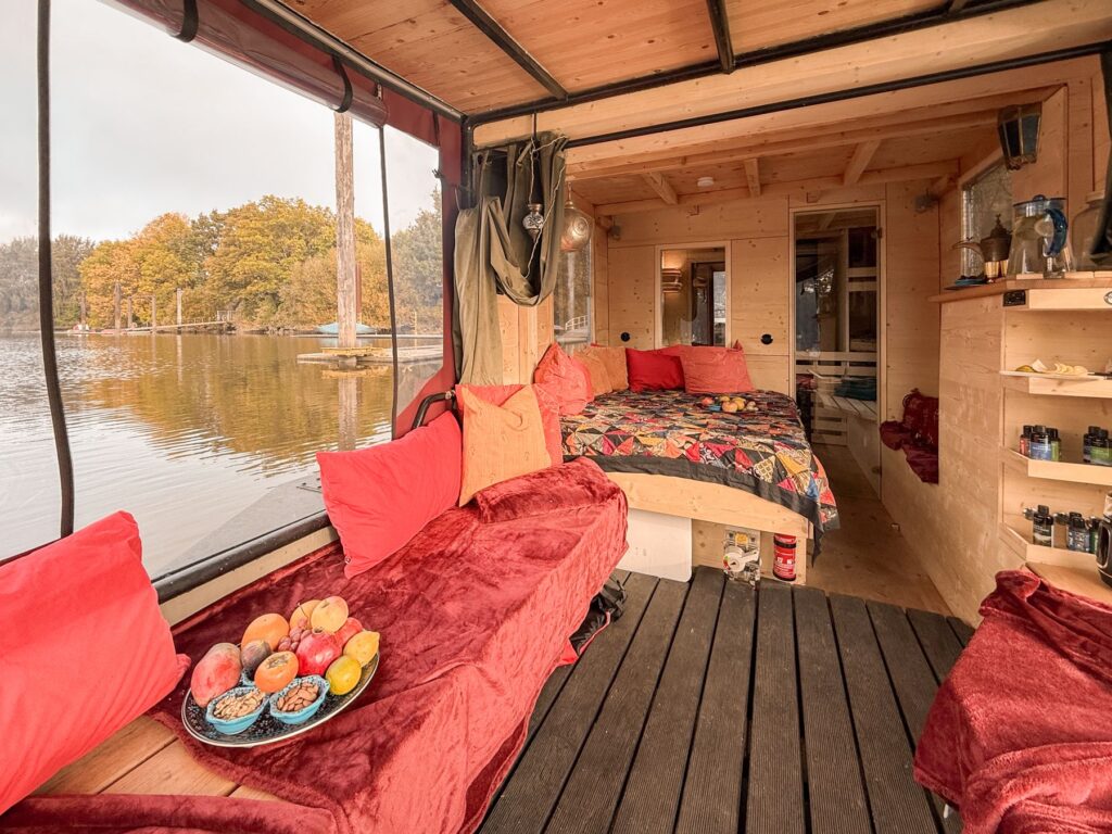 Ruhedeck mit Kissen und Blick aufs Wasser
