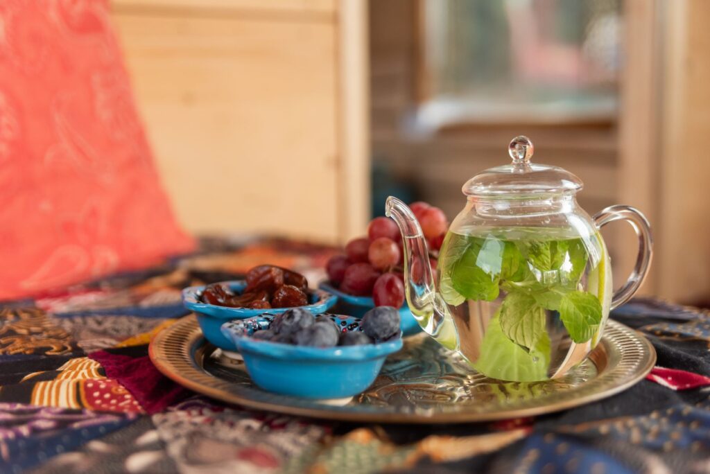 Minztee und Obst im Ruheraum