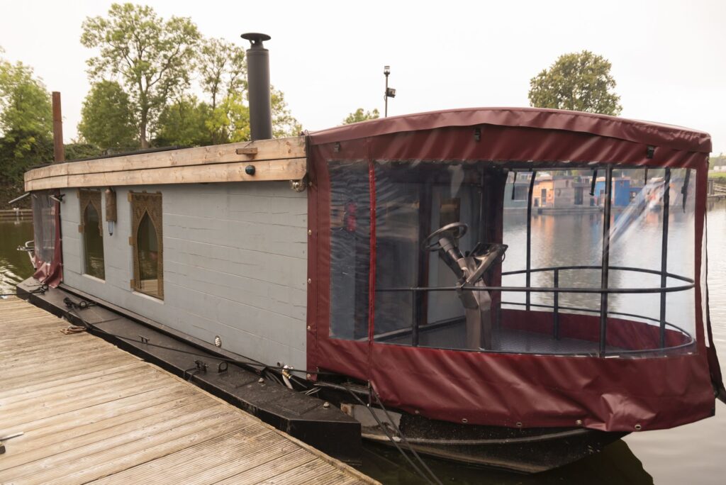Saunahausboot MARTHA am Steg
